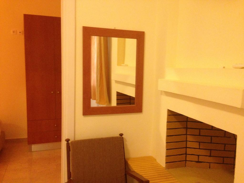 Marvi Hotel Kamena Vourla Quarto foto
